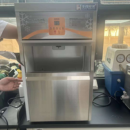 XD-40公斤雪花制冰機(jī)交付鄭州某大學(xué)藥學(xué)院